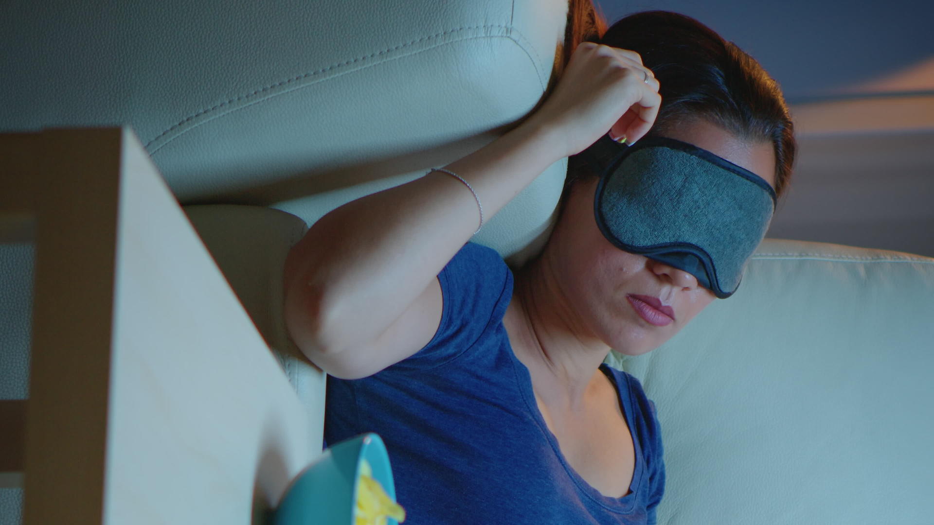 垂直视频女性用蒙面眼罩睡觉视频的预览图