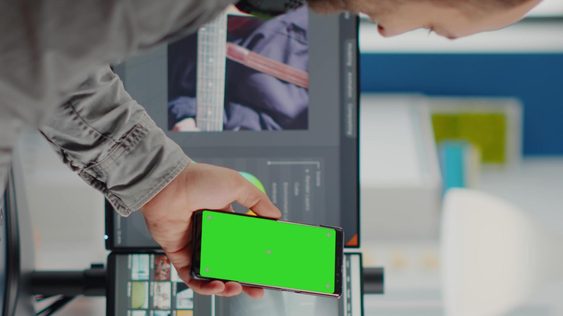 视频编辑在视频电话上用绿色屏幕与智能手机垂直垂直视频的预览图