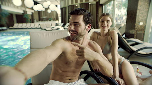快乐情侣在游泳池附近自拍视频视频的预览图