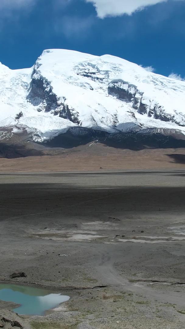航拍5A帕米尔旅游景点雪山之父慕士塔格峰视频视频的预览图