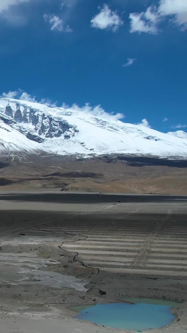 航拍5A帕米尔旅游景点雪山之父慕士塔格峰视频视频的预览图