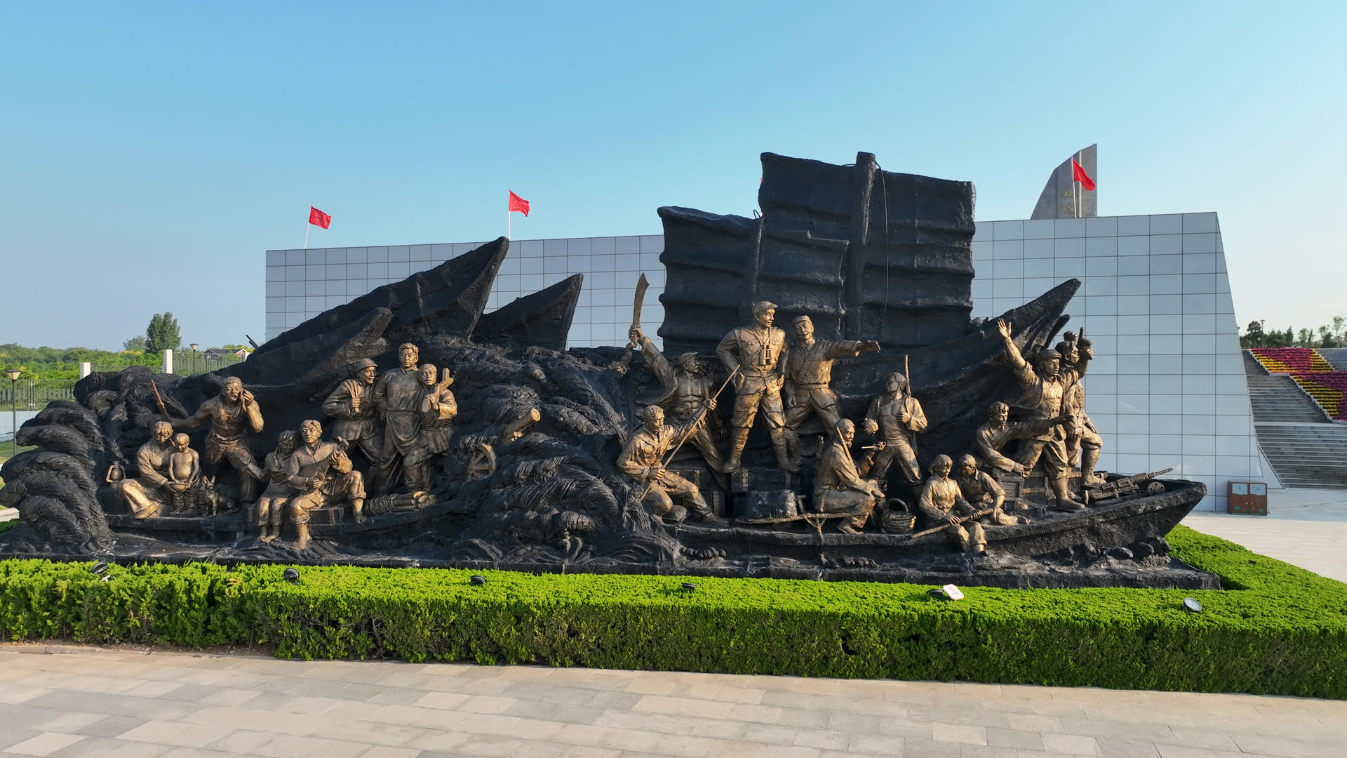 山东济宁5A级微山湖旅游区铁路游击队英雄雕像4k素材视频的预览图