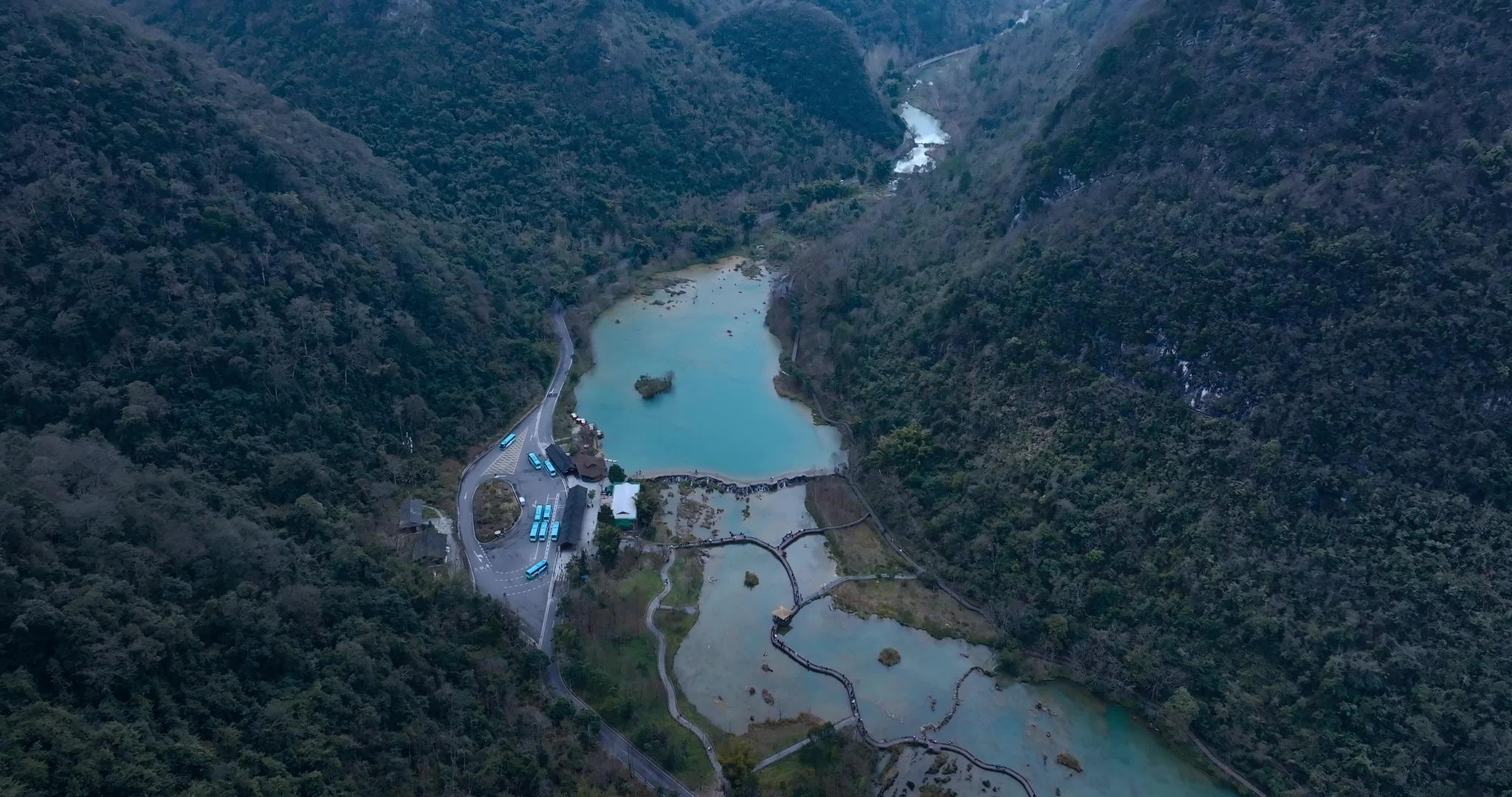 荔波小七孔瀑布航拍5A景点风景视频的预览图