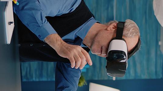 客厅使用垂直视频Vr头盔体验虚拟现实退休体验视频的预览图