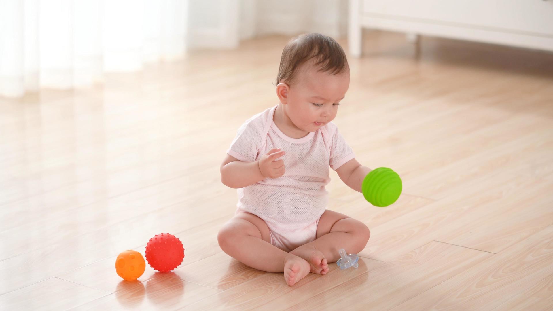 4k玩塑料球的婴儿视频的预览图