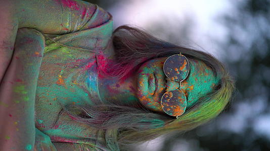 纵向视频女性在彩色粉末下被覆盖视频的预览图