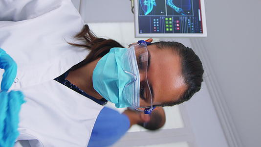 患者在牙科手术前准备麻醉的牙科牙医使用第一视角【垂直版】【垂直版】视频的预览图