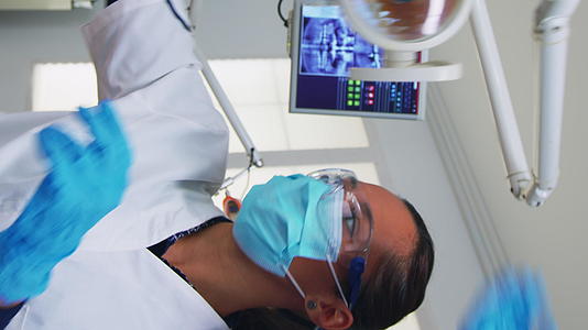 第一视角患者去牙科诊所做手术【垂直版】视频的预览图