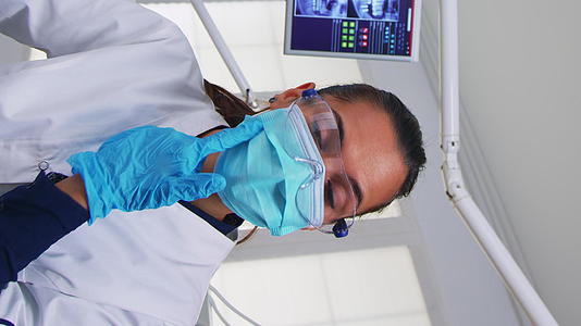 垂直视频医生专家在口腔诊所与患者交谈垂直版视频的预览图