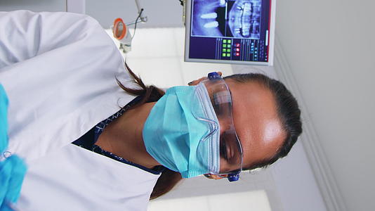 垂直视频牙医为患者做口腔避孕手术视频的预览图