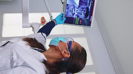 患者被送往牙医那里展示监视器的X光片垂直版视频的预览图