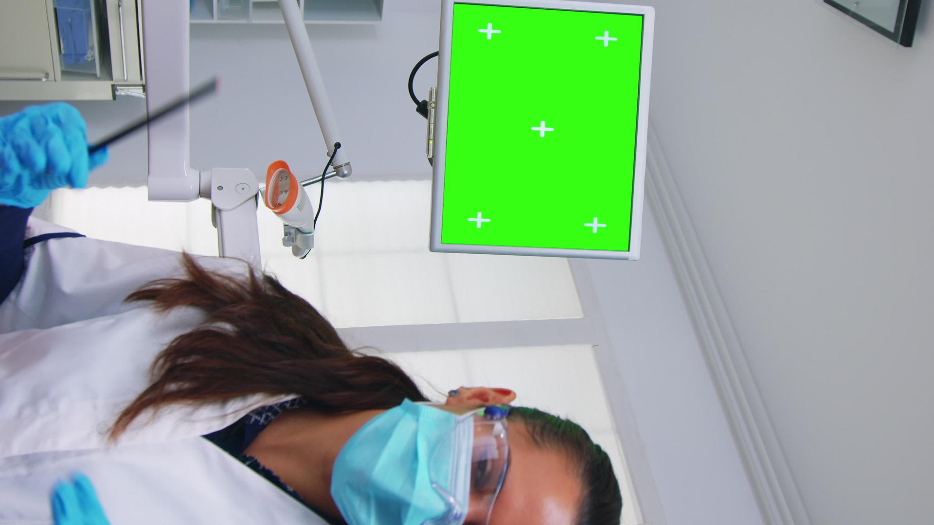 垂直视频牙医用绿屏监视器解释患者的问题视频的预览图