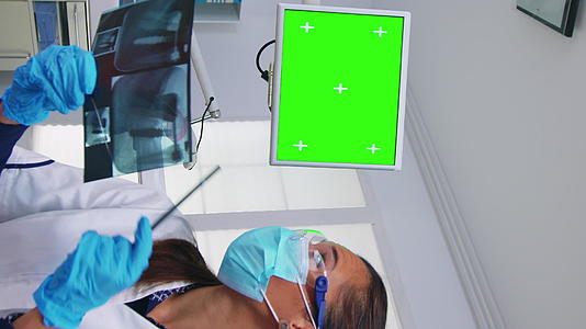 垂直视频牙医使用模拟屏幕显示单位监测器的第一个视角患者垂直版视频的预览图