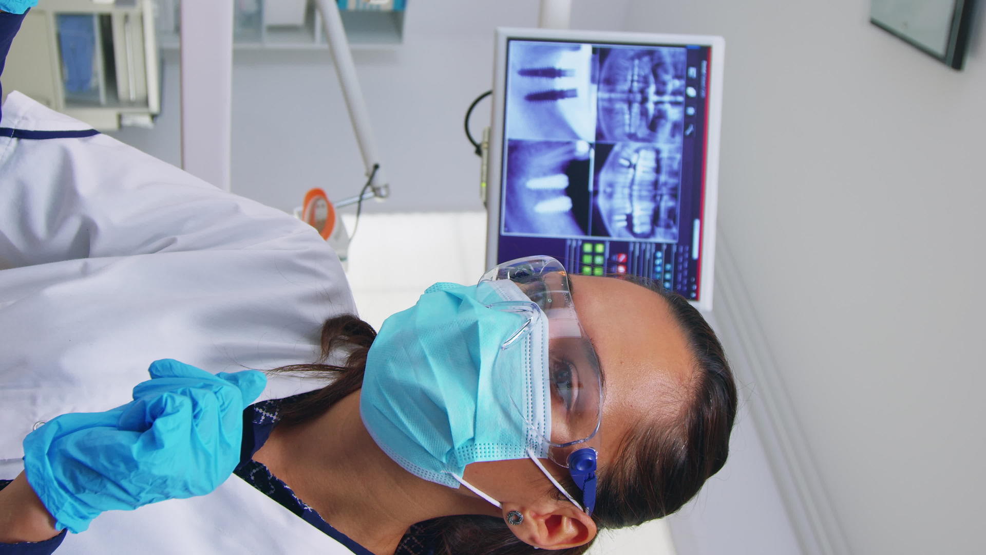 牙科办公室的患者从第一个角度解释了牙科治疗垂直版视频的预览图
