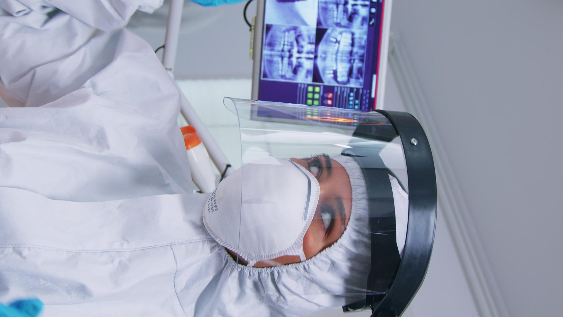 垂直视频患者的第一个视角是看牙齿x光片垂直版视频的预览图