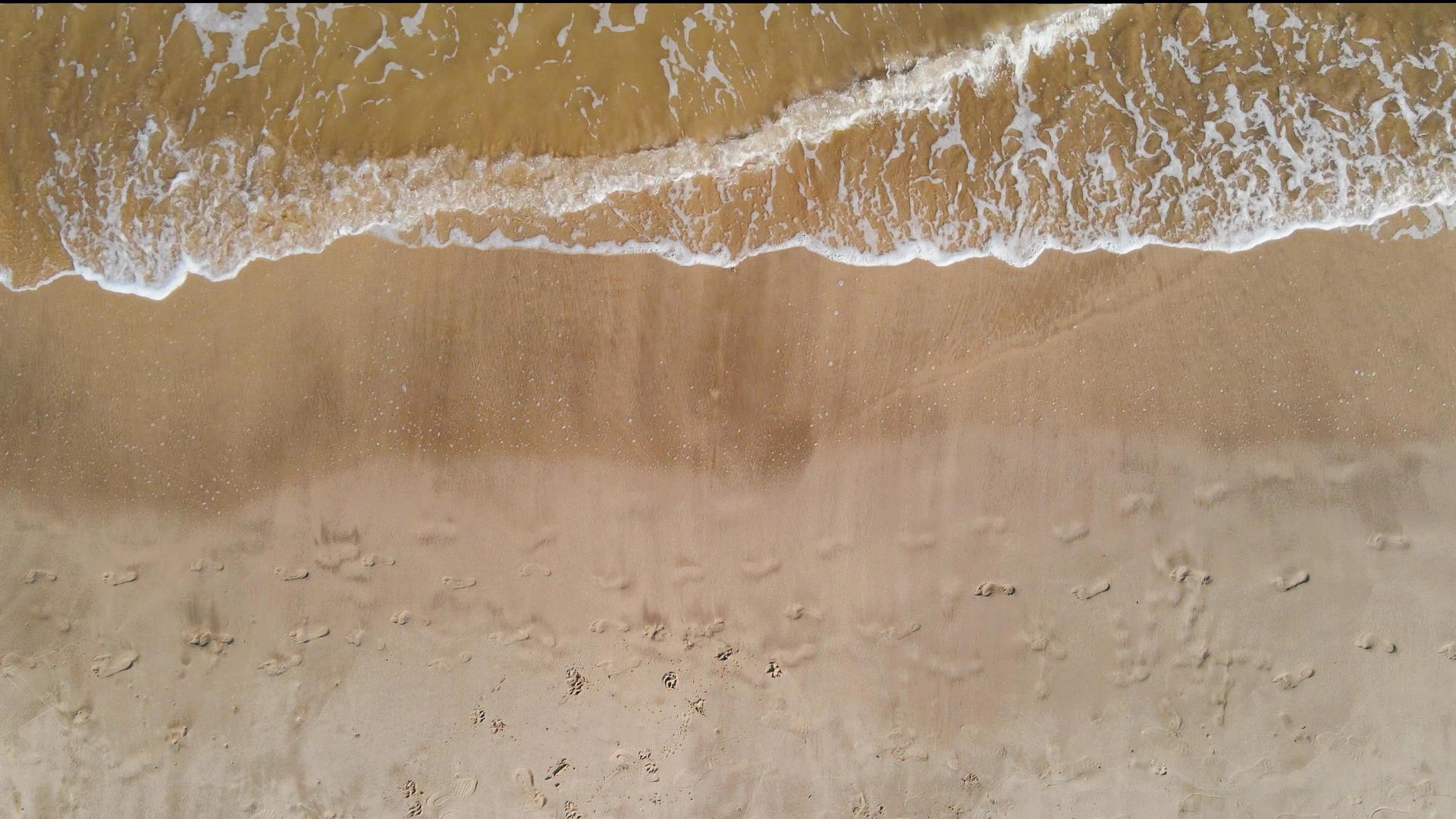 夏天沙滩海浪浪花视频的预览图