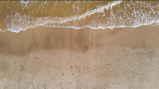 夏天沙滩海浪浪花视频的预览图