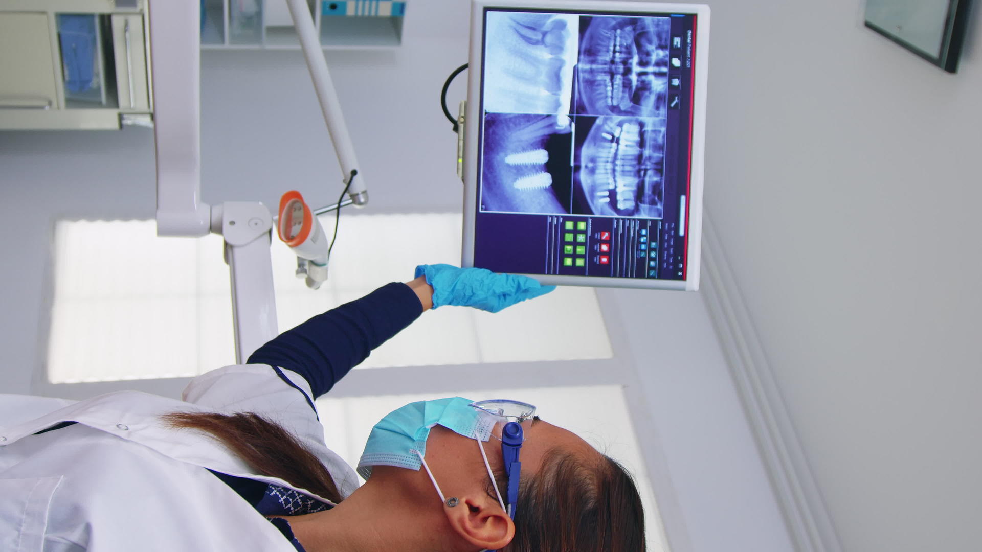 牙直视频牙医和患者观看x光片视频的预览图