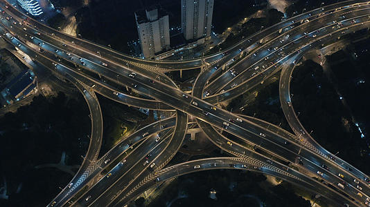 上海龙柱高架夜景视频的预览图
