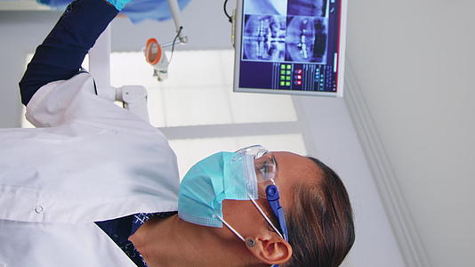垂直视频看牙医要求牙科X光检查患者的第一视角垂直版视频的预览图