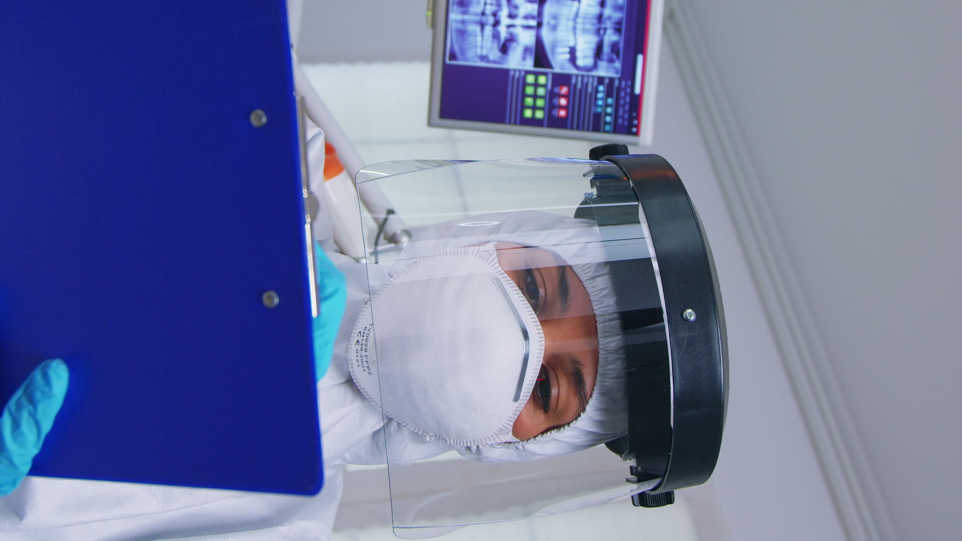垂直视频患者在新的正常诊所接受牙科治疗视频的预览图