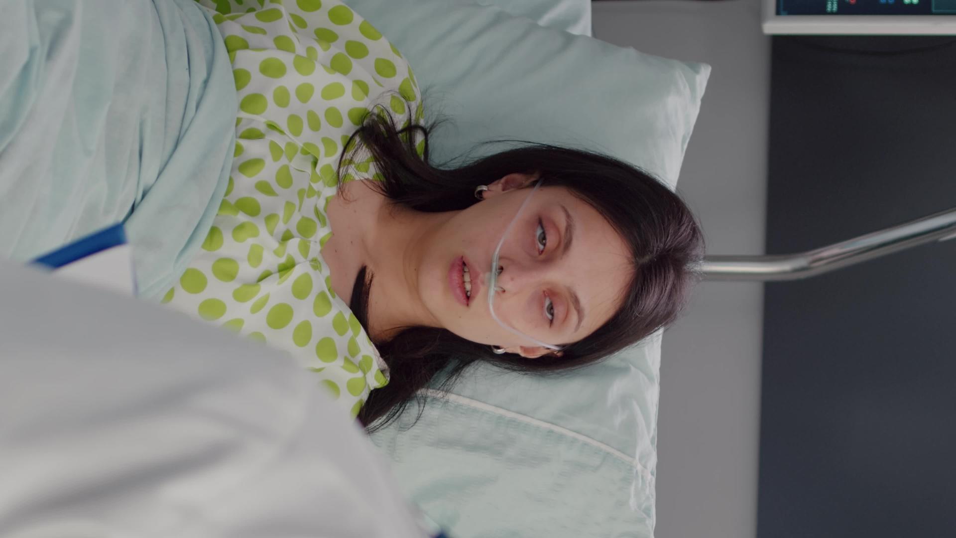 躺在床上鼻氧管的病妇缝合【垂直版】视频的预览图