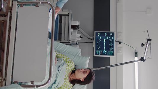 在康复期间女医生监测患病妇女的治疗情况视频的预览图