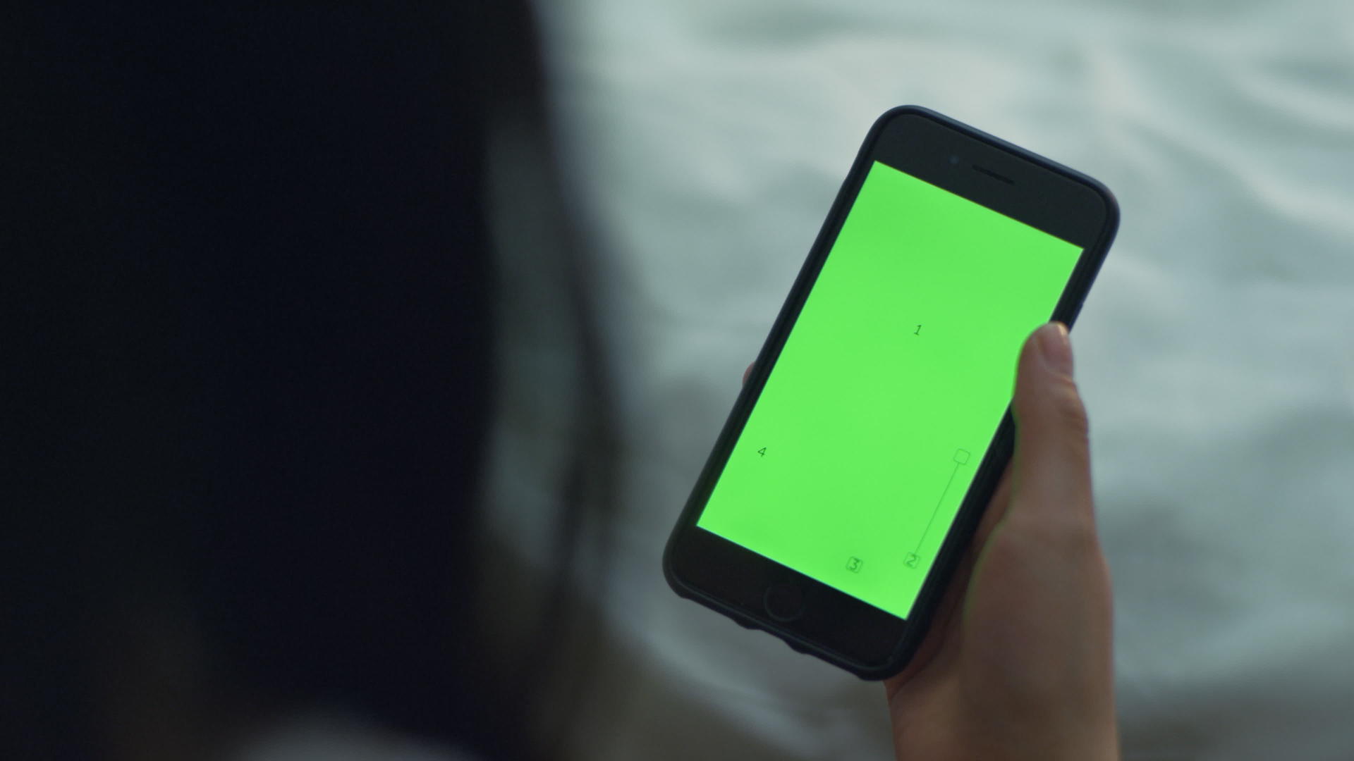 女性用绿屏触摸智能手机视频的预览图