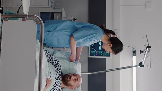 垂直视频女执业医师助理检查并监测心动脉搏患病男子垂直版视频的预览图