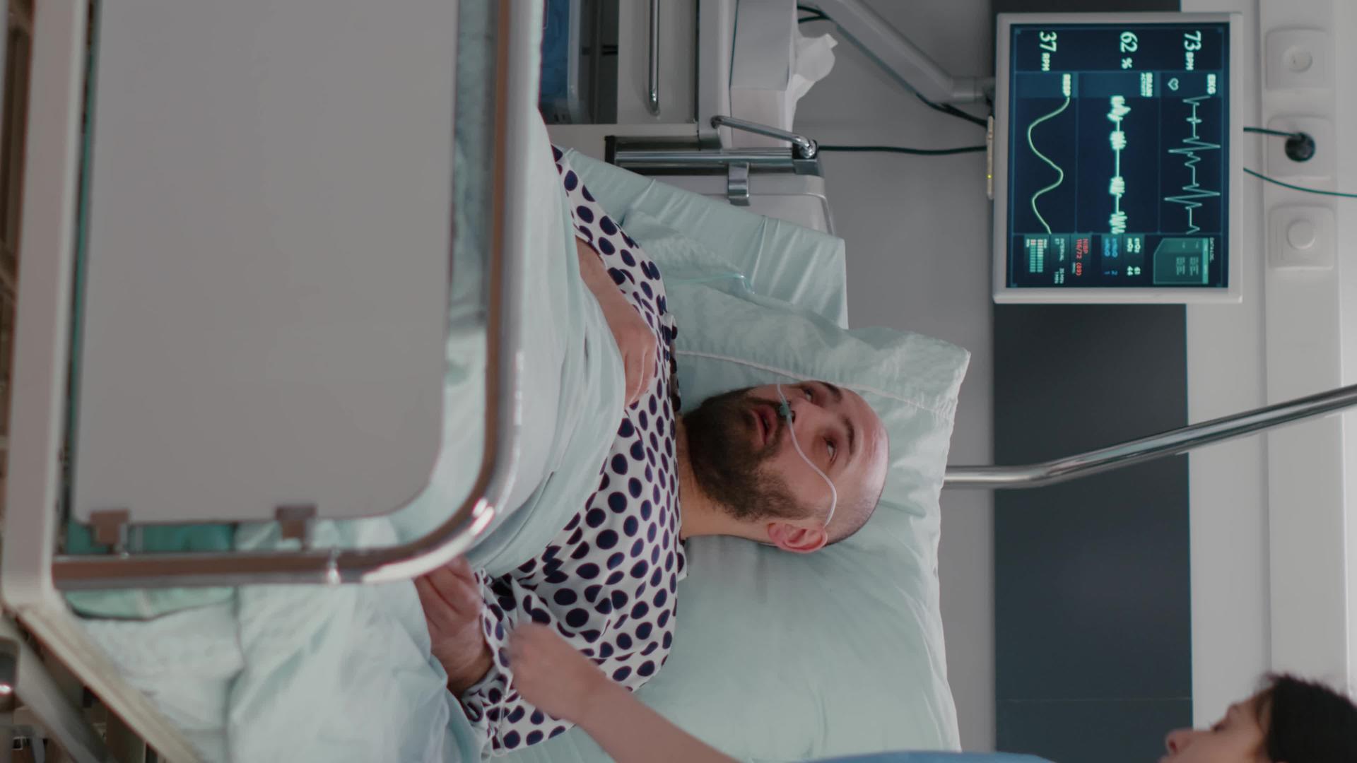 垂直视频患者与氧气管坐在床上解释疾病症状视频的预览图