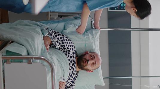 垂直视频执业医师在病假康复期间为患病男子安排病床【垂直版】视频的预览图