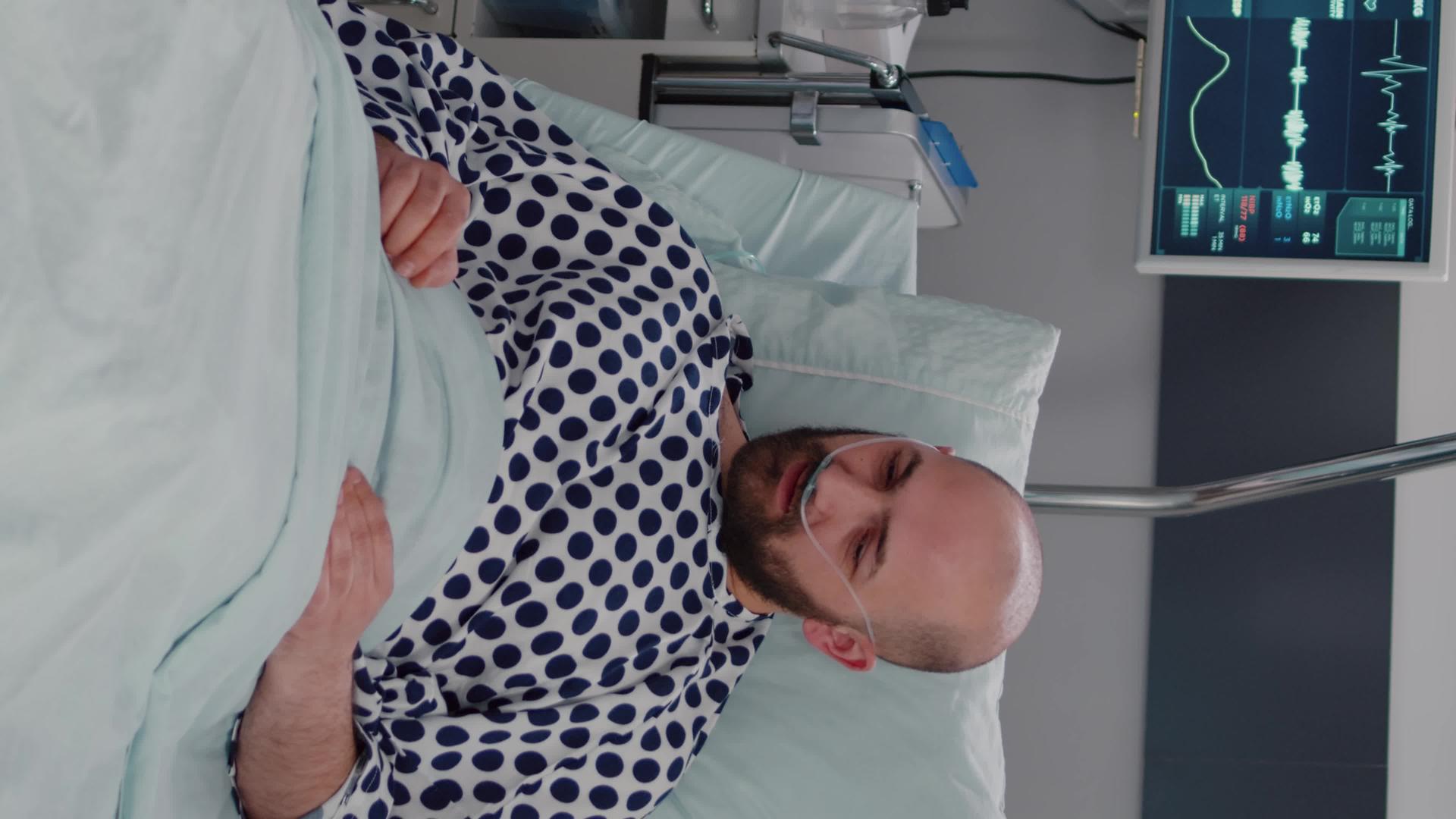 躺在床上的垂直视频患者穿着氧气管卧床解释疾病症状垂直版视频的预览图