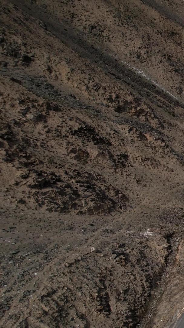 新疆昆仑山脉中蜿蜒崎岖的道路视频视频的预览图