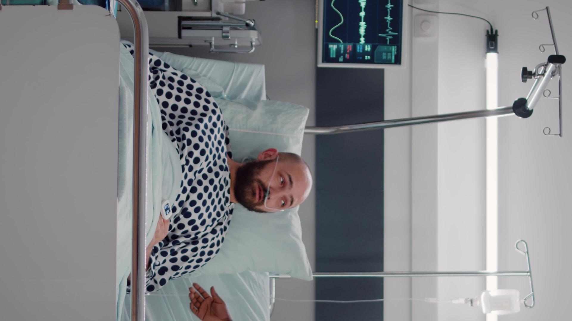 在医疗康复期间垂直视频患者与医生讨论躺在床上时与医生垂直版视频的预览图