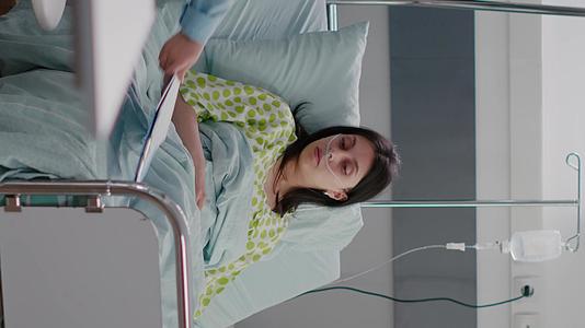 执业专家检查住院病人躺在床上的病妇【垂直版】视频的预览图