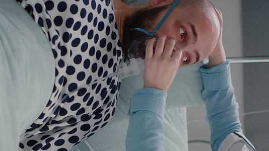 垂直视频患者坐在床上女医生使用氧气罩视频的预览图