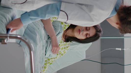 在心脏病治疗期间外科医生对住院妇女进行诊断和治疗垂直版视频的预览图