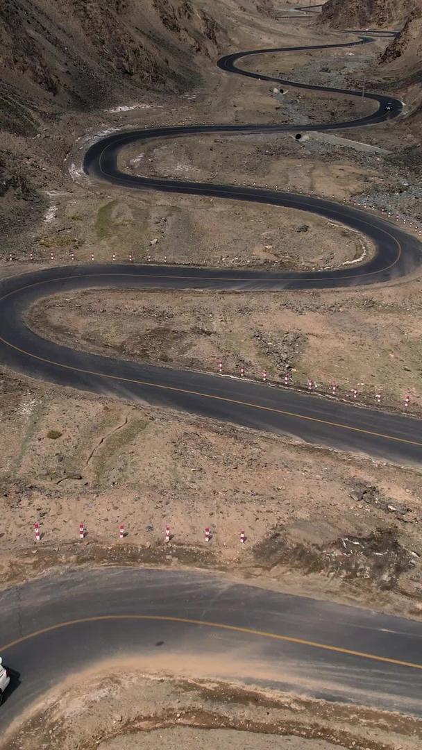 新疆昆仑山脉中蜿蜒崎岖的道路视频视频的预览图