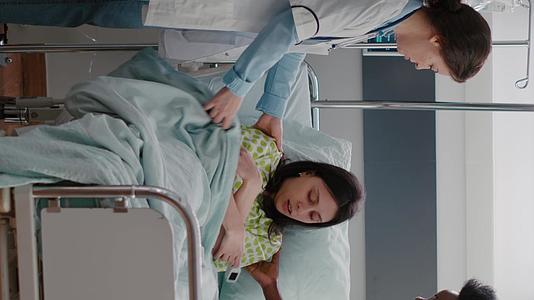 垂直视频医疗团队帮助患病妇女在紧急疾病期间睡觉视频的预览图