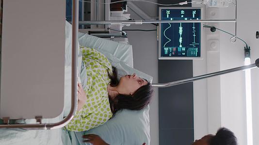 垂直视频医生执业医生检查患病妇女的疾病监测和体征监测垂直版视频的预览图