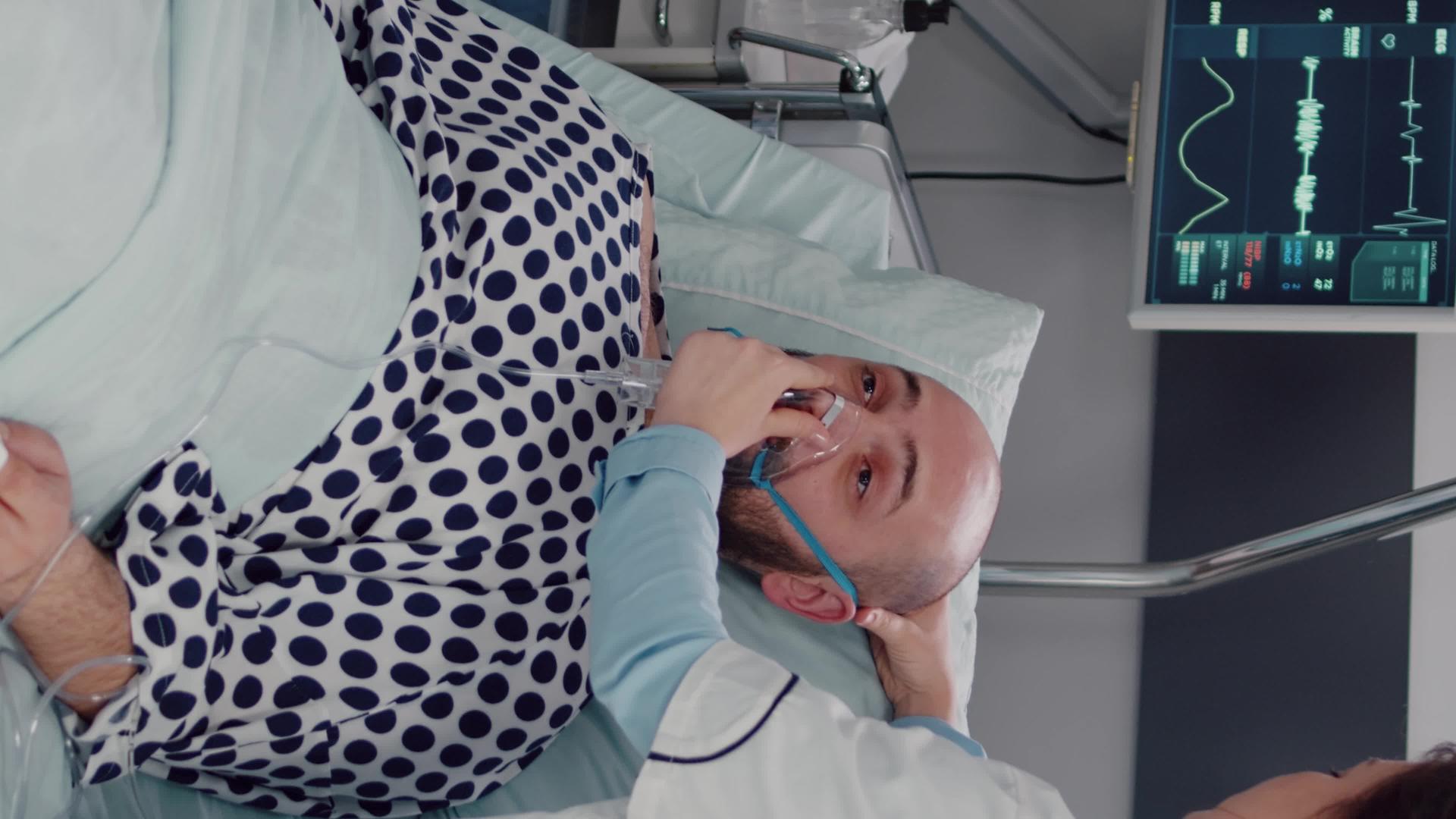 垂直视频医疗队在呼吸预约期间监测患病男子的心跳；保健视频的预览图