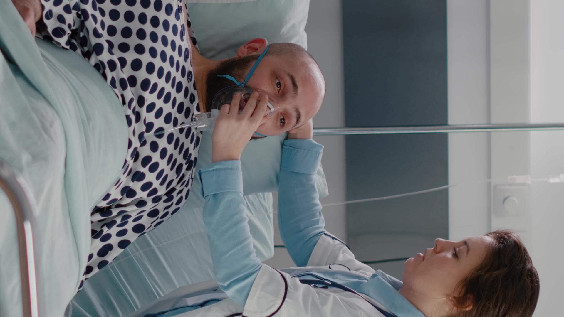 垂直视频医疗队监测患病男子在呼吸紧急情况下的心跳脉动垂直版视频的预览图