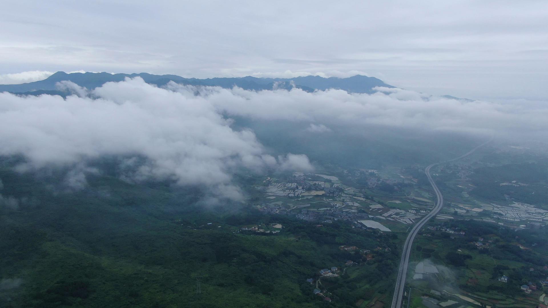 航拍大自然雨后山间云雾缭绕视频的预览图