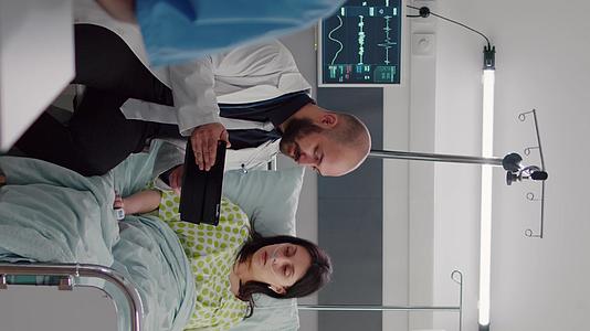 垂直视频执业医生向患病妇女解释疾病诊断的医生垂直版视频的预览图
