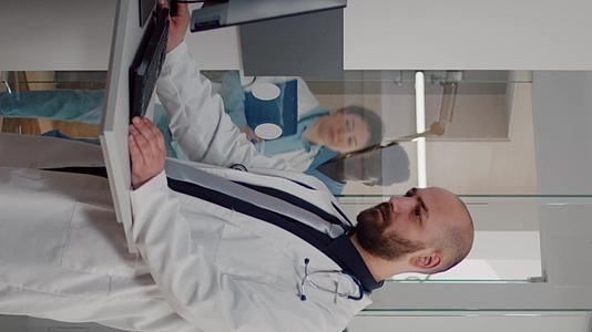 垂直视频统一分析医生和执业医生的疾病诊断电话垂直版视频的预览图