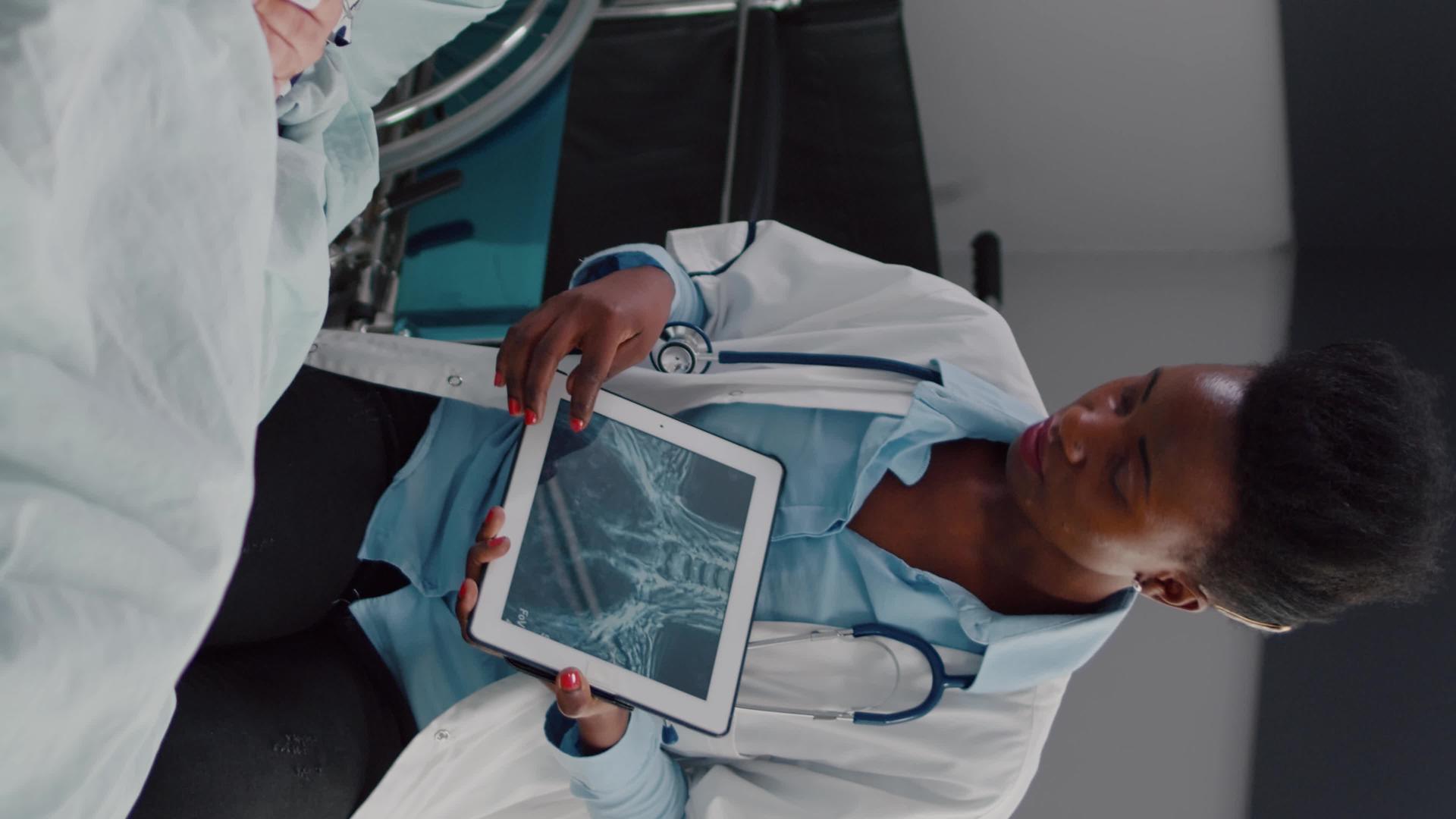垂直视频外科女医生解释疾病诊断视频的预览图