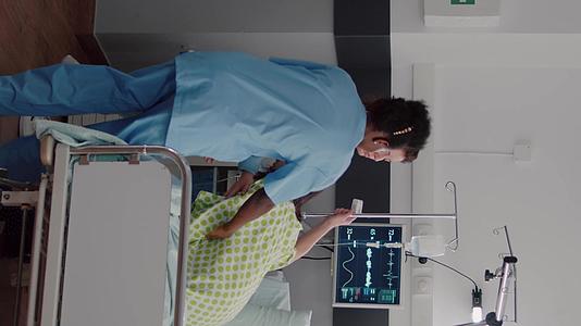 医疗队检查患者的生命监测心脏病率帮助使用液体垂直版视频的预览图