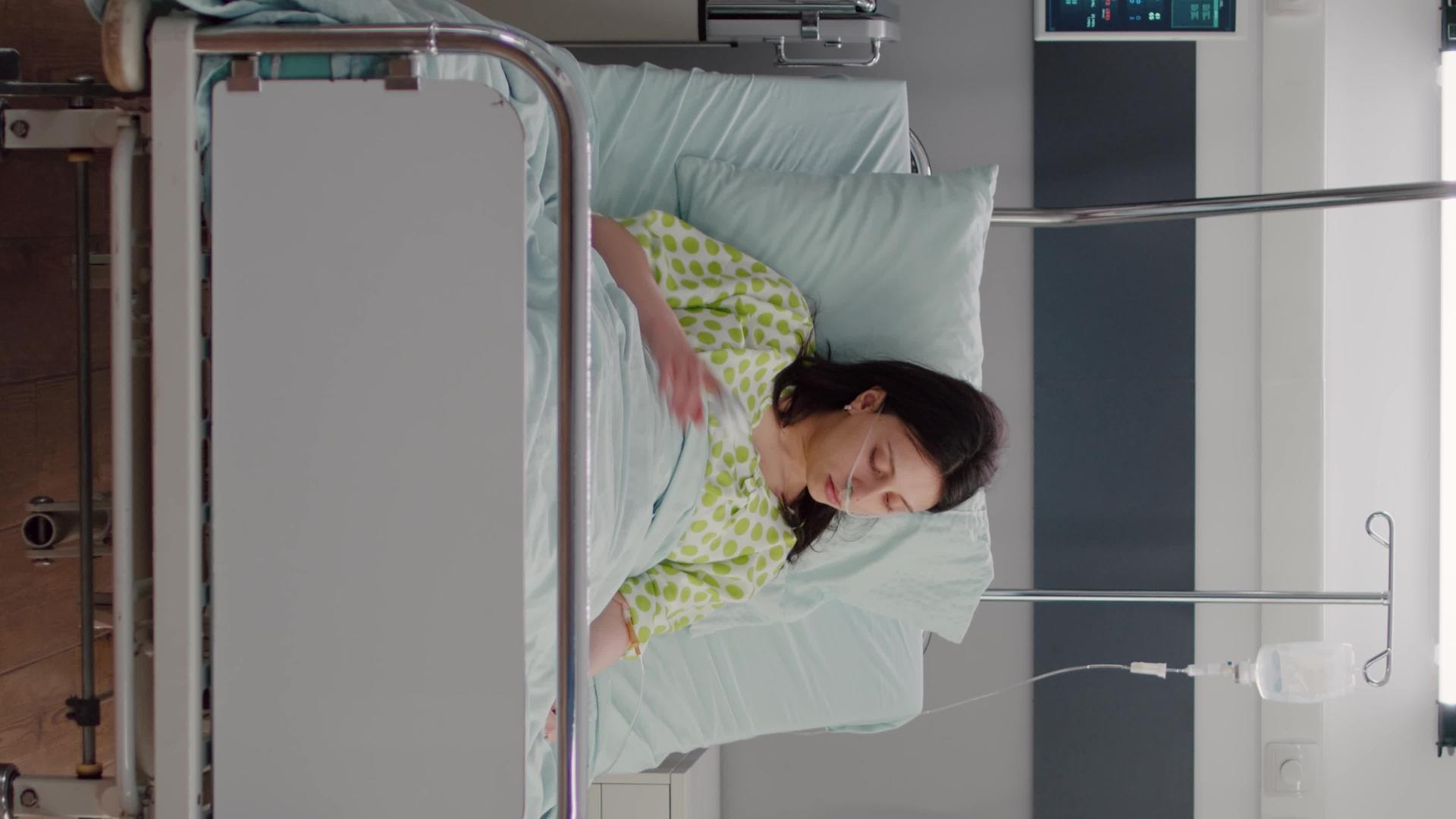 垂直视频专家监测和检查患病妇女脉冲氧气计垂直版视频的预览图