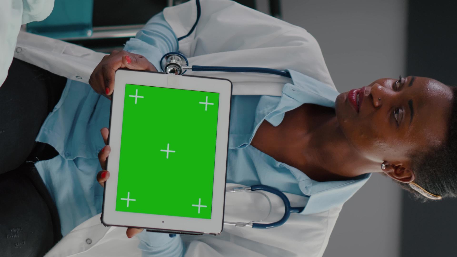 美国医生穿着垂直视频制服与患病男子讨论疾病康复治疗垂直版视频的预览图