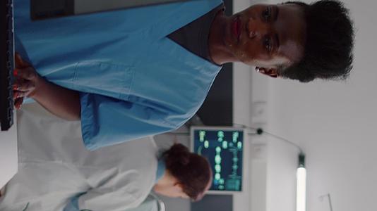 垂直视频黑人护士打字疾病症状专科医生检查疾病垂直版视频的预览图